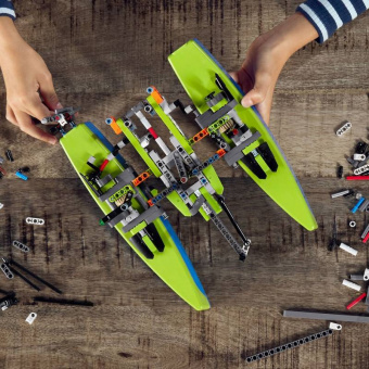 LEGO Technic 42105 Катамаран  фото